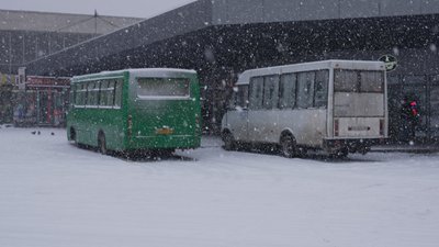 Автобуси на автовокзалі у Вінниці