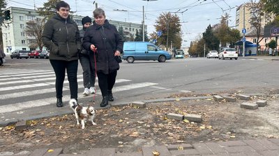 пошкоджений тротуар, незрячі люди, плитка, перехід, дорога, ремонт, тактильна плитка