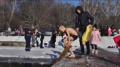 Купання на Водохреща: як у Вінниці відзначають свято попри скасування масових гулянь Купання на Водохреща: як у Вінниці відзначають свято попри скасування масових гулянь