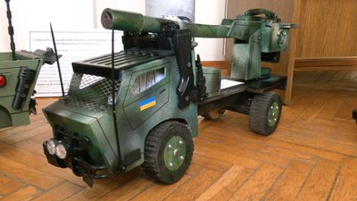 У Франківську відкрили виставку іграшкових моделей військової зброї та техніки, яку створили діти