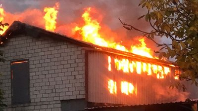 На території Черняхівської громади на Житомирщині загорілася цегляна господарська будівля – причини встановлюють фахівці