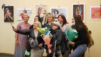 У Миколаєві відкрилась фотовиставка, присвячена мамам, що виховують дітей з інвалідністю