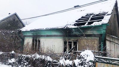 Непритомну жінку знайшли на обгорілому дивані: на Закарпатті горів будинок
