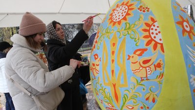 У Вінниці створили гігантську писанку-оберіг у патріотичних кольорах