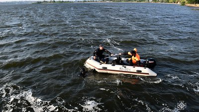Рятувальники на човні шукають юнака в акваторії лиману Рятувальники на човні шукають юнака в акваторії лиману