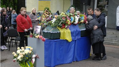 У Шостці на Сумщині провели в останню путь добровольця Станіслава Бєліка У Шостці на Сумщині провели в останню путь добровольця Станіслава Бєліка