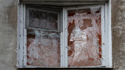 Херсон, обстріли, вікно, уламки, скло