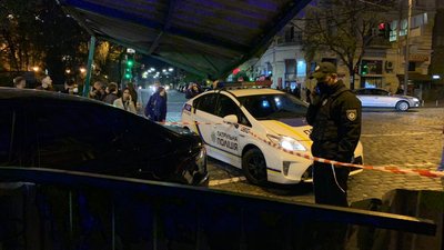 У центрі Києва автомобіль в’їхав у будинок У центрі Києва автомобіль в’їхав у будинок