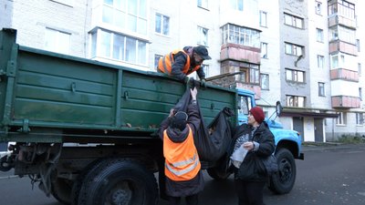 Куди комунальники та містяни дівають зібране опале листя у Луцьку Куди комунальники та містяни дівають зібране опале листя у Луцьку