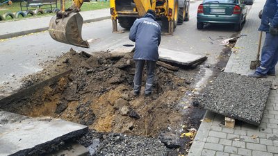 На тепловій мережі у Луцьку на бульварі Дружби народів, 5 усувають витоки На тепловій мережі у Луцьку на бульварі Дружби народів, 5 усувають витоки