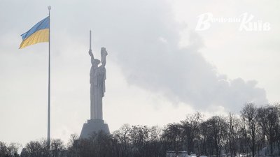 Найбільший прапор України приспустили через снігопади