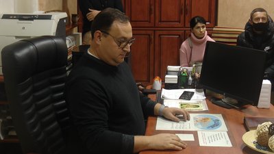Жителі вулиці Івасюка у Франківську скаржаться на викиди з місцевого монастиря