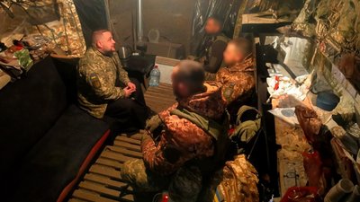 Військовий капелан спілкується із військовими на передовій Військовий капелан спілкується із військовими на передовій