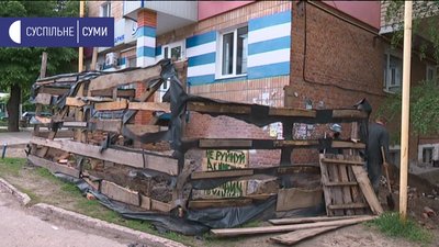 Мешканці охтирської багатоповерхівки бояться, що їхній будинок звалять Мешканці охтирської багатоповерхівки бояться, що їхній будинок звалять