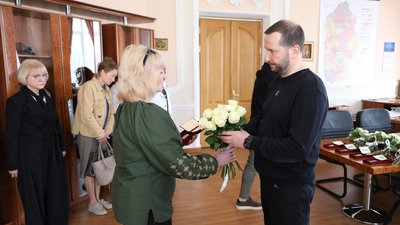 Державні відзнаки рідним військовим вручали у приміщенні Хмельницької обласної військової адміністрації Державні відзнаки рідним військовим вручали у приміщенні Хмельницької обласної військової адміністрації