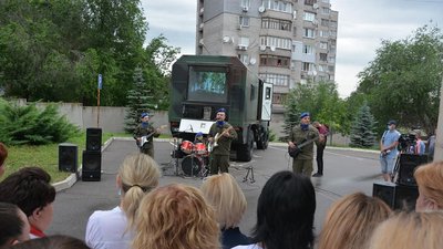 Військовослужбовці привітали медиків на Одещині Військовослужбовці привітали медиків на Одещині