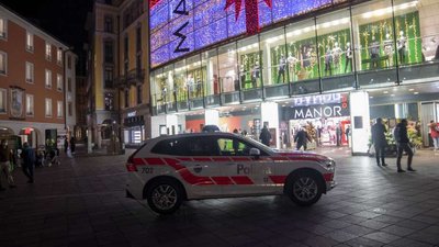 У Швейцарії жінка з ножем поранила двох відвідувачок торговельного центру У Швейцарії жінка з ножем поранила двох відвідувачок торговельного центру