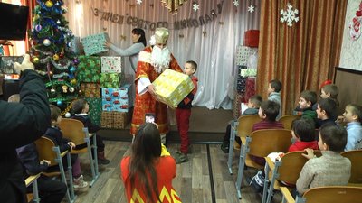 Святий Миколай роздає подарунки у спеціальній школі в Ямполі. Святий Миколай роздає подарунки у спеціальній школі в Ямполі.