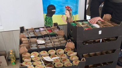 На Буковині сестри-близнючки для військових готують їжу у власному ресторані На Буковині сестри-близнючки для військових готують їжу у власному ресторані