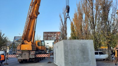У Корабельному районі Миколаєва встановлюють монолітне мобільне укриття У Корабельному районі Миколаєва встановлюють монолітне мобільне укриття