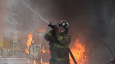 У Дніпрі горить будівля, де розташований головний офіс мережі "АТБ" У Дніпрі горить будівля, де розташований головний офіс мережі "АТБ"