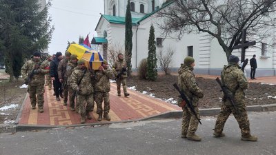 У Сумах прощалися з військовослужбовцями Денисом Савченком та Сергієм Росляковим У Сумах прощалися з військовослужбовцями Денисом Савченком та Сергієм Росляковим
