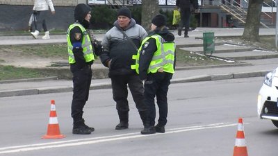 Подробиці аварії на Відродження в Луцьку: стан мами з донькою та що розповів водій Подробиці аварії на Відродження в Луцьку: стан мами з донькою та що розповів водій