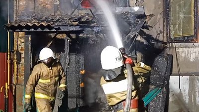 У Конотопі на Сумщині загорівся будинок на трьох господарів У Конотопі на Сумщині загорівся будинок на трьох господарів