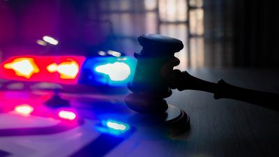 Суд над жінкою, яка вдарила патрульного