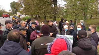 На Прикарпатті селяни знову перекривали дорогу – прагнуть своєї ОТГ На Прикарпатті селяни знову перекривали дорогу – прагнуть своєї ОТГ