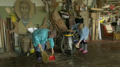 Техпрацівники, декоратори і склад з реквізитом: залаштунки Волинського драмтеатру Техпрацівники, декоратори і склад з реквізитом: залаштунки Волинського драмтеатру