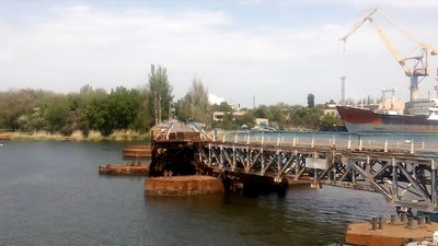 У Миколаєві понтонний міст через річку Інгул зафіксували якорями У Миколаєві понтонний міст через річку Інгул зафіксували якорями
