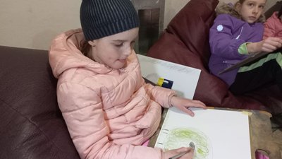 «Баранчика малюю»: у Полтаві влаштували заняття для дітей-переселенців «Баранчика малюю»: у Полтаві влаштували заняття для дітей-переселенців