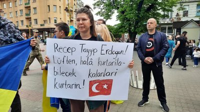 "Ми не відступимо". У Франківську відбулася акція "Врятуйте Маріуполь!"