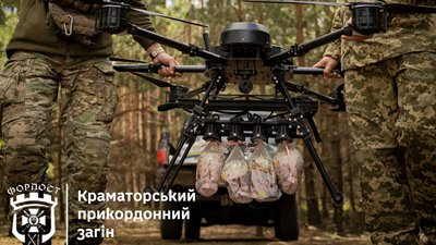 Бійці Краматорського прикордонного загону доставляють пасхи на позиції
