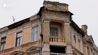 Будинок в Одесі, фасад якого почав протікати після ракетного удару Будинок в Одесі, фасад якого почав протікати після ракетного удару