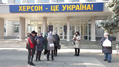 У Херсоні мешканці двох гуртожитків, які понад добу провели без світла, мітингували перед міськрадою