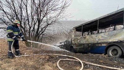 На Дніпропетровщині внаслідок ДТП загорілись ВАЗ і автобус з пасажирами: є постраждалі