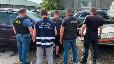 Продавав авто, ввезені як гумдопомога для ЗСУ: на Закарпатті затримали підприємця