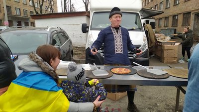 "Робіть піцу, а не війну": у Черкаси приїхали шотландські волонтери та пригощають безоплатною піцою "Робіть піцу, а не війну": у Черкаси приїхали шотландські волонтери та пригощають безоплатною піцою