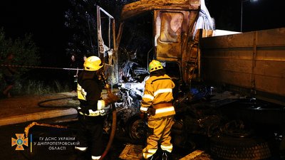 На Дніпропетровщині зіткнулися чотири вантажівки: одна людина загинула, четверо – травмовані