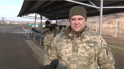 Олег Шишлов, лейтенант військового комісаріату, консультант зі зброї Олег Шишлов, лейтенант військового комісаріату, консультант зі зброї