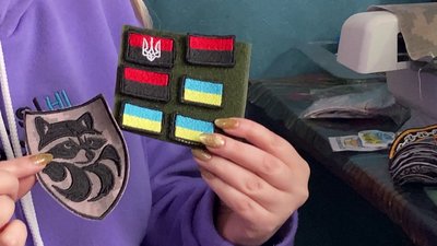 "Це найменше, що я можу зробити для перемоги": жителька Нової Каховки з Херсонщини вишиває шеврони для військових ЗСУ "Це найменше, що я можу зробити для перемоги": жителька Нової Каховки з Херсонщини вишиває шеврони для військових ЗСУ