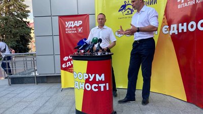 В’ячеслав Анатолійович та боксерська рукавичка: як УДАР і «Рідний дім» підписали угоду про співпрацю