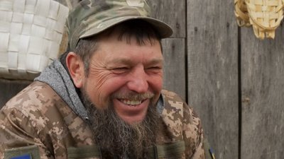 Ветеран із Рівненського Полісся плете постоли для доньки Ветеран із Рівненського Полісся плете постоли для доньки