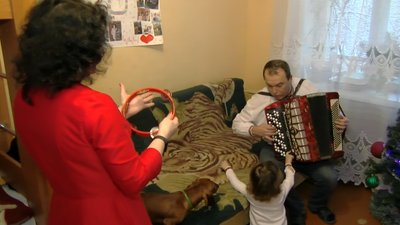 Скрипка, баян, маракаси і бубон: як щедрує багатодітна музична родина з Луцька Скрипка, баян, маракаси і бубон: як щедрує багатодітна музична родина з Луцька