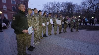 "Діти": у Кропивницькому вшанували пам'ять загиблих від авіаудару по Маріупольському театру "Діти": у Кропивницькому вшанували пам'ять загиблих від авіаудару по Маріупольському театру