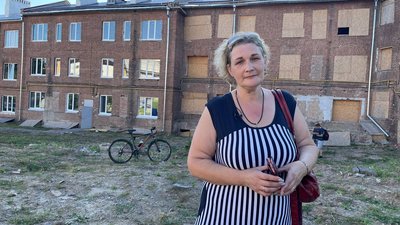 Жителі розбитого обстрілами гуртожитку на Ахієзерів у Харкові вшанували пам'ять загиблих сусідів Жителі розбитого обстрілами гуртожитку на Ахієзерів у Харкові вшанували пам'ять загиблих сусідів