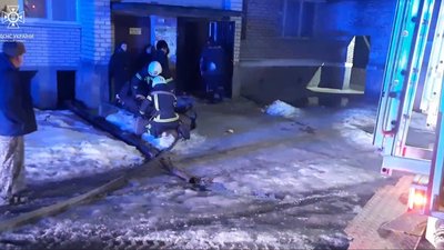 Пожежа в Конотопі на Сумщині: з вогню врятували чоловіка Пожежа в Конотопі на Сумщині: з вогню врятували чоловіка