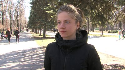 Лягали на землю, коли в кількох метрах прилітав снаряд, — мешканка Маріуполя розповіла про евакуацію Лягали на землю, коли в кількох метрах прилітав снаряд, — мешканка Маріуполя розповіла про евакуацію